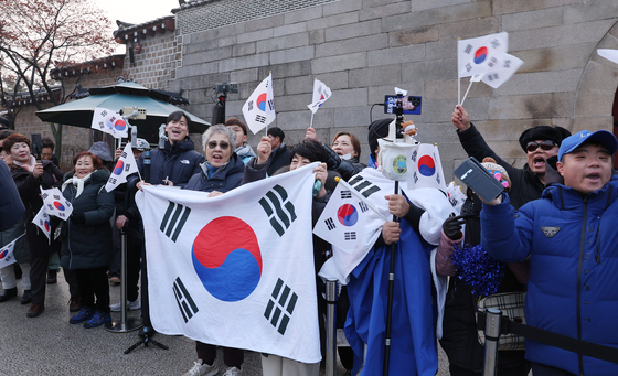 이재명 대통령 차량행렬이 29일 서울 종로구 청와대 정문으로 들어가자 경복궁 신무문 앞에 모인 지지자들이 환호하고 있다. 사진 청와대사진기자단