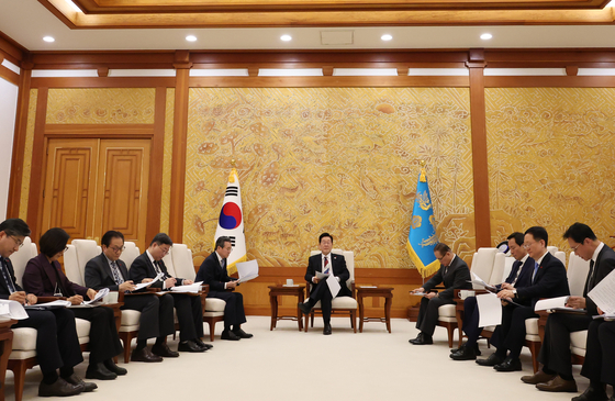 이재명 대통령이 29일 오전 청와대로 출근해 본관에서 참모들과 함께 아침 차담회를 하고 있다. 전민규 기자