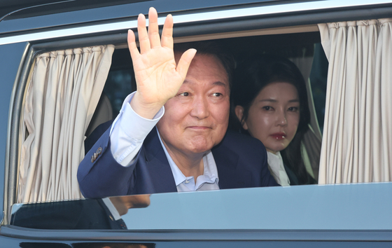 윤석열 전 대통령, 김건희 여사가 지난 4월 11일 서울 용산구 한남동 관저를 나와 서초동 사저로 향하고 있다. 연합뉴스