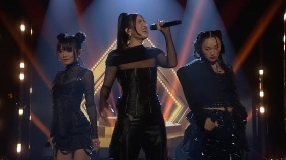 넷플릭스 애니메이션 영화 '케이팝 데몬 헌터스'에서 주인공 헌트릭스의 노래를 부른 가수들이 미국 NBC 인기 토크쇼 '더 투나잇 쇼 스타링 지미 팰런'(The Tonight Show Starring Jimmy Fallon)에 출연해 히트곡 '골든'(Golden)의 라이브 무대를 선보였다. 사진 유튜브