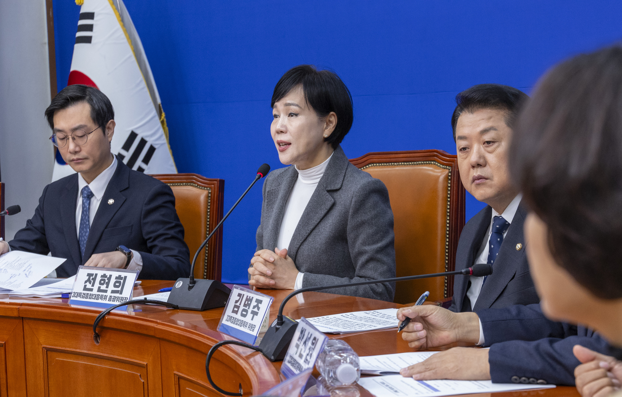 더불어민주당 3대 특검 종합 대응특별위원회 전현희 총괄 위원장이 30일 국회에서 열린 3대 특검 특위 기자간담회에서 발언하고 있다. 연합뉴스