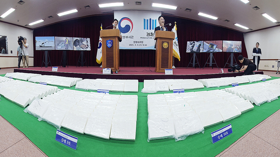 지난 8월 6일 부산 연제구 부산지방검찰청에서 부산지검과 부산세관이 부산신항에 입항한 중남미발 화물선 A호(9만t급)에서 적발·압수한 코카인 600㎏을 공개하고 있다. 코카인 600㎏은 약 2000만 명이 동시에 투약 가능한 양으로, 이는 부산항 역대 최대 규모 마약류 적발 사례로 기록됐다. 송봉근 객원기자 