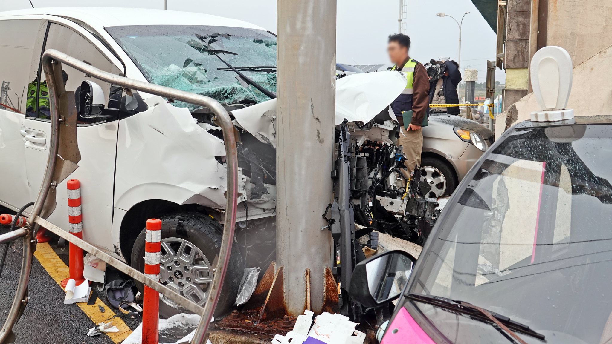지난달 25일 오전 제주시 우도 천진항에서 제주경찰청과 도로교통공단, 국립과학수사연구소 제주분원 등이 승합차 돌진 사고 현장 합동 감식을 하고 있다. 뉴시스