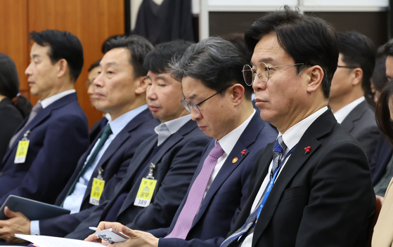 이억원 금융위원장(왼쪽에서 네 번째)이 30일 서울 여의도 국회에서 열린 제430회 국회(임시회) 쿠팡 침해사고 및 개인정보 유출, 불공정 거래, 노동환경 실태 파악과 재발방지 대책 마련을 위한 연석 청문회에 출석해 자리에 앉아 있다. 뉴스1