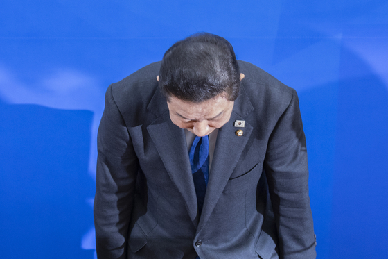  더불어민주당 김병기 원내대표가 30일 국회에서 열린 민주당 원내대책회의에서 본인 의혹 관련해 사퇴 의사를 밝힌 뒤 고개숙여고 있다. 연합뉴스