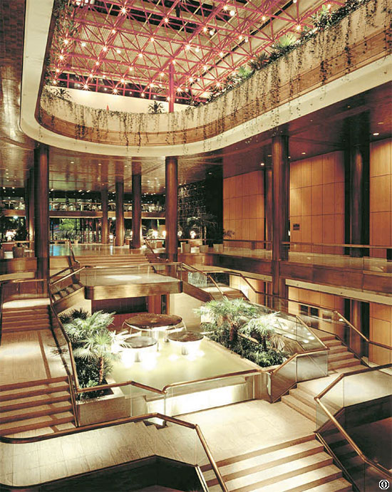 1983년 촬영된 힐튼서울의 그랜드 아트리움. 전체 높이 18m가 주는 풍요로운 공간감이 특징이었다. [사진 임정의 사진작가]