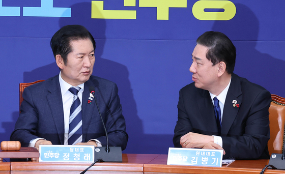 정청래 더불어민주당 대표(왼쪽)와 김병기 원내대표가 지난 24일 국회에서 열린 최고위원회의에서 대화하고 있다. 임현동 기자