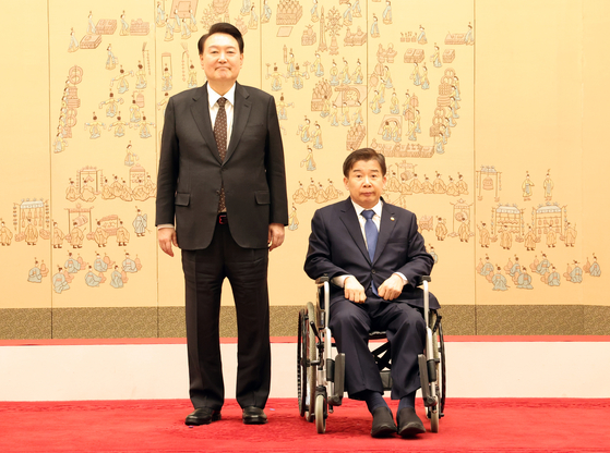 윤석열 전 대통령이 지난해 1월 16일 서울 용산 대통령실 청사에서 유철환 권익위원장에게 임명장을 수여한 뒤 기념촬영을 하고 있다. 대통령실사진기자단