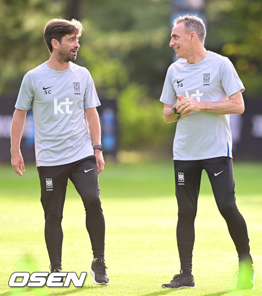 [OSEN=파주, 김성락 기자] 19일 오후 파울루 벤투 감독이 이끄는 축구대표팀이 파주 국가대표 트레이닝 센터(NFC)에 소집 후 훈련을 진행했다.대표팀 파울루 벤투 감독, 세르지우 코스타 수석코치가 이야기를 나누고 있다. 2022.09.19 /ksl0919@osen.co.kr