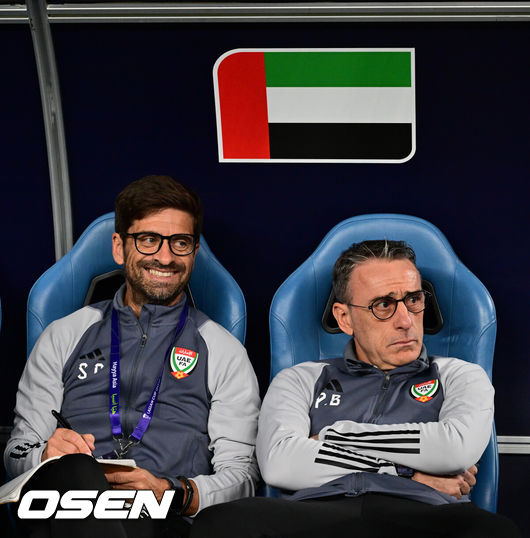 [OSEN=알 와크라(카타르), 지형준 기자] 파울루 벤투 감독이 16강 진출을 확정짓지 못했다. 눈을 의심케 하는 자책골과 퇴장 변수가 발목을 잡았다.벤투 감독이 지휘하는 아랍에미리트(UAE)는 19일 오전 2시 30분(이하 한국시간) 카타르 알와크라 알자누브 스타디움에서 열린 2023 아시아축구연맹(AFC) 카타르 아시안컵 C조 조별리그 2차전에서 팔레스타인과 1-1로 비겼다.아랍에미리트 파울루 벤투 감독(왼쪽), 세르지우 코스타 코치가 경기를 준비하고 있다. 2024.01.19 / jpnews.osen.co.kr