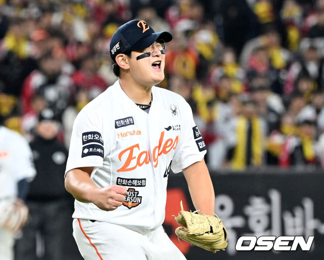 [OSEN=대전, 이대선 기자] 한화는 29일 대전 한화생명볼파크에서 열린 2025 신한 SOL뱅크 KBO 한국시리즈 3차전 LG 트윈스와의 경기에서 7-3 역전승을 거뒀다. 1차전과 2차전을 모두 내준 한화는 이날 승리로 시리즈 전적 1승 2패 추격을 시작했다.경기 종료 후 한화 김서현이 환호하고 있다. 2025.10.29 /sunday@osen.co.kr