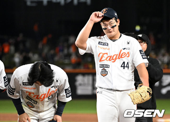 [OSEN=대전, 이대선 기자] 한화는 29일 대전 한화생명볼파크에서 열린 2025 신한 SOL뱅크 KBO 한국시리즈 3차전 LG 트윈스와의 경기에서 7-3 역전승을 거뒀다. 1차전과 2차전을 모두 내준 한화는 이날 승리로 시리즈 전적 1승 2패 추격을 시작했다.경기 종료 후 한화 김서현이 관중석을 향해 인사를 하고 있다. 2025.10.29 /sunday@osen.co.kr