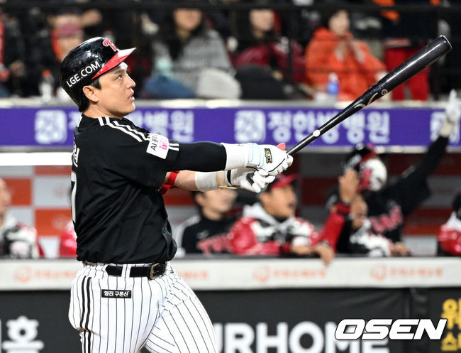 [OSEN=대전, 이대선 기자] 30일 대전 한화생명볼파크에서 2025 신한 SOL Bank KBO리그 포스트시즌 한국시리즈 4차전 한화 이글스와 LG 트윈스의 경기가 열렸다.이날 경기에 한화는 와이스를, LG는 치리노스를 선발투수로 내세웠다. 9회초 무사 1루에서 LG 박동원이 중월 투런 홈런을 치고 있다. 2025.10.30 /sunday@osen.co.kr