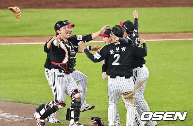[OSEN=대전, 박준형 기자]  프로야구 LG 트윈스는 31일 대전 한화생명볼파크에서 열린 2025 신한 SOL뱅크 KBO 한국시리즈(7전 4선승제) 한화 이글스와의 5차전에서 4-1로 승리했다. 통합우승 후 LG 박동원과 유영찬, 오지환, 문보경, 구본혁이 환호하고 있다.  2025.10.31 / soul1014@osen.co.kr