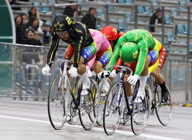 임채빈이 정종진을 추입으로 제압, 가장 먼저 결승선을 통과하며 그랑프리 3연패를 달성했다.