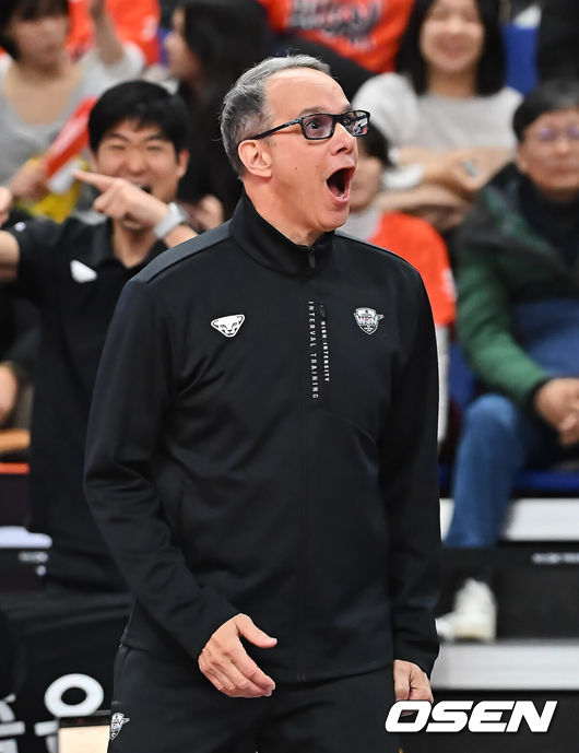 [OSEN=부산, 이석우 기자] 우리카드 마우리시오 파에스 감독 043 2025.12.17 / foto0307@osen.co.kr