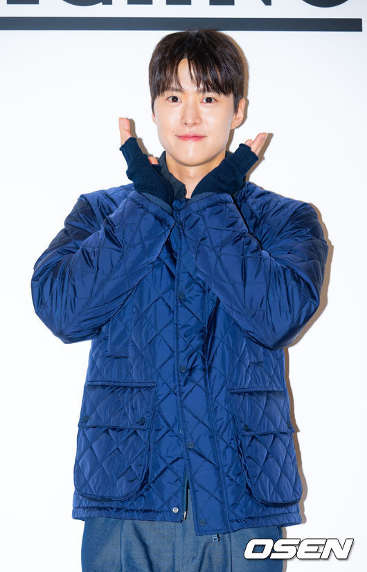 [OSEN=민경훈 기자] 24일 오후 서울 중구 퇴계로 신세계백화점 본점에서 에르노 25FW 컬렉션 오픈 이벤트 포토콜 행사가 진행됐다.이날 행사에는 배우 공명, 노상현, 안소희, 임지연, 모델 겸 방송인 이현이가 참석했다.배우 공명이 입장하며 포즈를 취하고 있다. 2025.10.24 / rumi@osen.co.kr