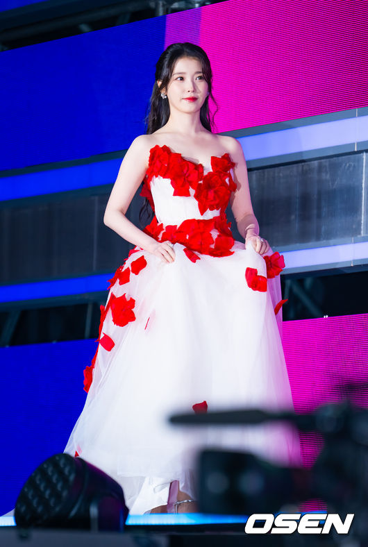 [OSEN=민경훈 기자] 29일 오후 서울 동대문 DDP 아트홀 1관에서 ‘2025 서울콘 에이판 스타 어워즈(2025 SEOULCON APAN STAR AWARDS)’가 열렸다.이 시상식은 지난 2012년 출범 이후 약 11년째 전통을 이어오며 전 세계 K-드라마 팬들과의 교류를 확대하고 산업 전반의 활력을 이끌어왔다. 지난해에 이어 올해도 배우 김승우와 방송인 박선영이 시상식 진행을 맡는다. 배우 아이유(이지은)가 포토타임을 하고 있다. 2025.12.29 / rumi@osen.co.kr