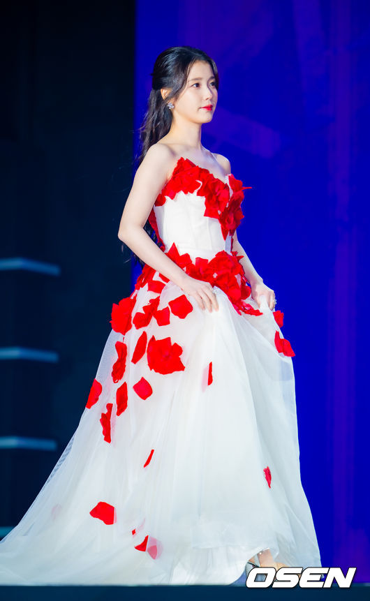 [OSEN=민경훈 기자] 29일 오후 서울 동대문 DDP 아트홀 1관에서 ‘2025 서울콘 에이판 스타 어워즈(2025 SEOULCON APAN STAR AWARDS)’가 열렸다.이 시상식은 지난 2012년 출범 이후 약 11년째 전통을 이어오며 전 세계 K-드라마 팬들과의 교류를 확대하고 산업 전반의 활력을 이끌어왔다. 지난해에 이어 올해도 배우 김승우와 방송인 박선영이 시상식 진행을 맡는다. 배우 아이유(이지은)가 포토타임을 하고 있다. 2025.12.29 / rumi@osen.co.kr