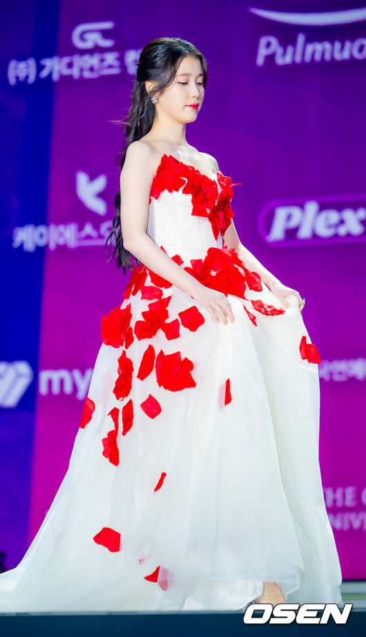 [OSEN=민경훈 기자] 29일 오후 서울 동대문 DDP 아트홀 1관에서 ‘2025 서울콘 에이판 스타 어워즈(2025 SEOULCON APAN STAR AWARDS)’가 열렸다.이 시상식은 지난 2012년 출범 이후 약 11년째 전통을 이어오며 전 세계 K-드라마 팬들과의 교류를 확대하고 산업 전반의 활력을 이끌어왔다. 지난해에 이어 올해도 배우 김승우와 방송인 박선영이 시상식 진행을 맡는다. 배우 아이유(이지은)가 포토타임을 하고 있다. 2025.12.29 / rumi@osen.co.kr