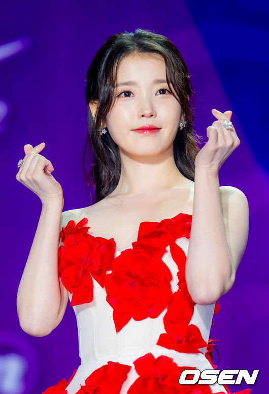 [OSEN=민경훈 기자] 29일 오후 서울 동대문 DDP 아트홀 1관에서 ‘2025 서울콘 에이판 스타 어워즈(2025 SEOULCON APAN STAR AWARDS)’가 열렸다.이 시상식은 지난 2012년 출범 이후 약 11년째 전통을 이어오며 전 세계 K-드라마 팬들과의 교류를 확대하고 산업 전반의 활력을 이끌어왔다. 지난해에 이어 올해도 배우 김승우와 방송인 박선영이 시상식 진행을 맡는다. 배우 아이유(이지은)가 포토타임을 하고 있다. 2025.12.29 / rumi@osen.co.kr