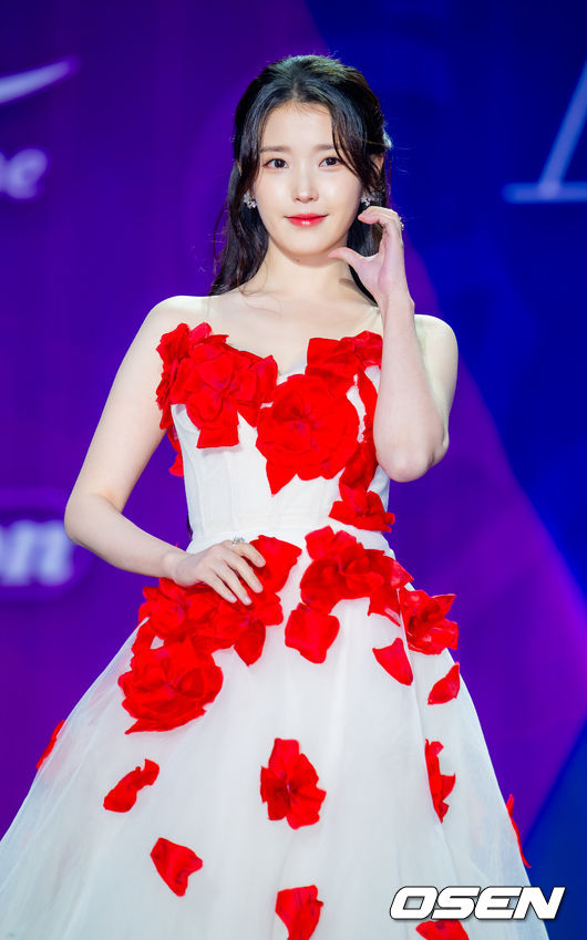 [OSEN=민경훈 기자] 29일 오후 서울 동대문 DDP 아트홀 1관에서 ‘2025 서울콘 에이판 스타 어워즈(2025 SEOULCON APAN STAR AWARDS)’가 열렸다.이 시상식은 지난 2012년 출범 이후 약 11년째 전통을 이어오며 전 세계 K-드라마 팬들과의 교류를 확대하고 산업 전반의 활력을 이끌어왔다. 지난해에 이어 올해도 배우 김승우와 방송인 박선영이 시상식 진행을 맡는다. 배우 아이유(이지은)가 포토타임을 하고 있다. 2025.12.29 / rumi@osen.co.kr