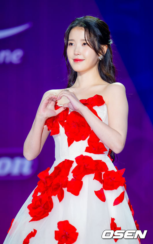 [OSEN=민경훈 기자] 29일 오후 서울 동대문 DDP 아트홀 1관에서 ‘2025 서울콘 에이판 스타 어워즈(2025 SEOULCON APAN STAR AWARDS)’가 열렸다.이 시상식은 지난 2012년 출범 이후 약 11년째 전통을 이어오며 전 세계 K-드라마 팬들과의 교류를 확대하고 산업 전반의 활력을 이끌어왔다. 지난해에 이어 올해도 배우 김승우와 방송인 박선영이 시상식 진행을 맡는다. 배우 아이유(이지은)가 포토타임을 하고 있다. 2025.12.29 / rumi@osen.co.kr