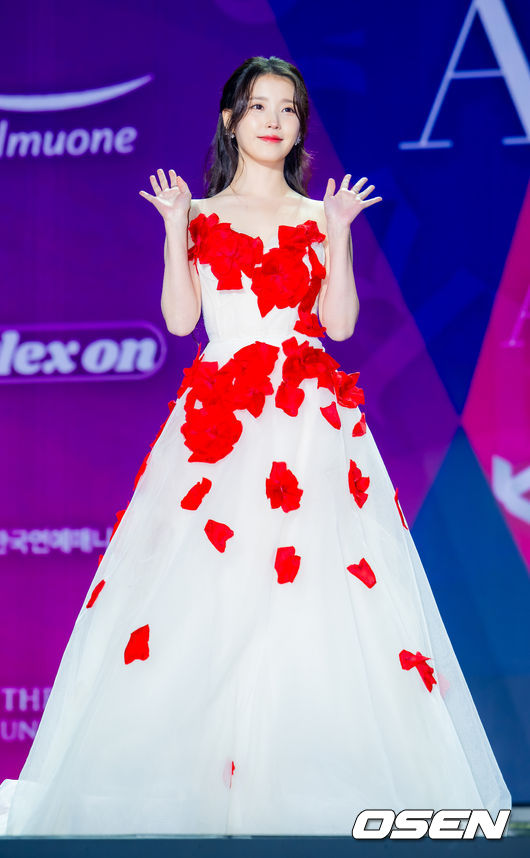 [OSEN=민경훈 기자] 29일 오후 서울 동대문 DDP 아트홀 1관에서 ‘2025 서울콘 에이판 스타 어워즈(2025 SEOULCON APAN STAR AWARDS)’가 열렸다.이 시상식은 지난 2012년 출범 이후 약 11년째 전통을 이어오며 전 세계 K-드라마 팬들과의 교류를 확대하고 산업 전반의 활력을 이끌어왔다. 지난해에 이어 올해도 배우 김승우와 방송인 박선영이 시상식 진행을 맡는다. 배우 아이유(이지은)가 포토타임을 하고 있다. 2025.12.29 / rumi@osen.co.kr