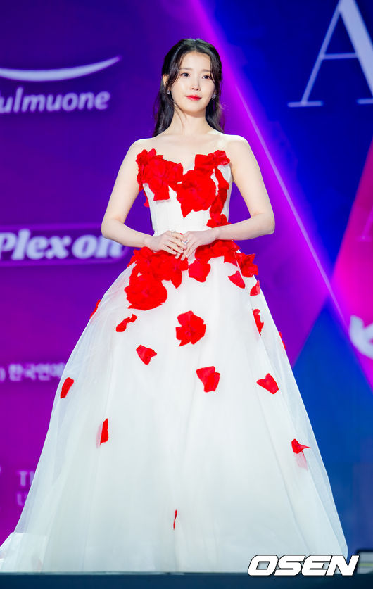 [OSEN=민경훈 기자] 29일 오후 서울 동대문 DDP 아트홀 1관에서 ‘2025 서울콘 에이판 스타 어워즈(2025 SEOULCON APAN STAR AWARDS)’가 열렸다.이 시상식은 지난 2012년 출범 이후 약 11년째 전통을 이어오며 전 세계 K-드라마 팬들과의 교류를 확대하고 산업 전반의 활력을 이끌어왔다. 지난해에 이어 올해도 배우 김승우와 방송인 박선영이 시상식 진행을 맡는다. 배우 아이유(이지은)가 포토타임을 하고 있다. 2025.12.29 / rumi@osen.co.kr