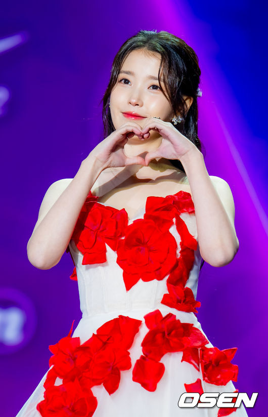 [OSEN=민경훈 기자] 29일 오후 서울 동대문 DDP 아트홀 1관에서 ‘2025 서울콘 에이판 스타 어워즈(2025 SEOULCON APAN STAR AWARDS)’가 열렸다.이 시상식은 지난 2012년 출범 이후 약 11년째 전통을 이어오며 전 세계 K-드라마 팬들과의 교류를 확대하고 산업 전반의 활력을 이끌어왔다. 지난해에 이어 올해도 배우 김승우와 방송인 박선영이 시상식 진행을 맡는다. 배우 아이유(이지은)가 포토타임을 하고 있다. 2025.12.29 / rumi@osen.co.kr