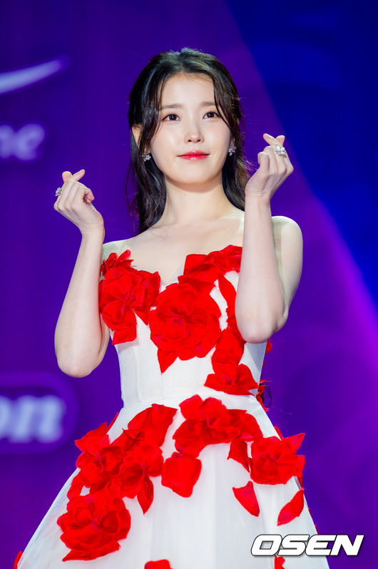 [OSEN=민경훈 기자] 29일 오후 서울 동대문 DDP 아트홀 1관에서 ‘2025 서울콘 에이판 스타 어워즈(2025 SEOULCON APAN STAR AWARDS)’가 열렸다.이 시상식은 지난 2012년 출범 이후 약 11년째 전통을 이어오며 전 세계 K-드라마 팬들과의 교류를 확대하고 산업 전반의 활력을 이끌어왔다. 지난해에 이어 올해도 배우 김승우와 방송인 박선영이 시상식 진행을 맡는다. 배우 아이유(이지은)가 포토타임을 하고 있다. 2025.12.29 / rumi@osen.co.kr