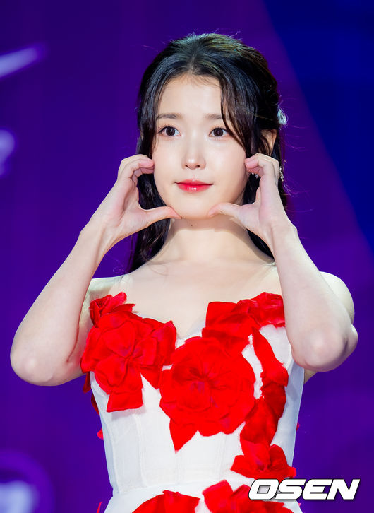 [OSEN=민경훈 기자] 29일 오후 서울 동대문 DDP 아트홀 1관에서 ‘2025 서울콘 에이판 스타 어워즈(2025 SEOULCON APAN STAR AWARDS)’가 열렸다.이 시상식은 지난 2012년 출범 이후 약 11년째 전통을 이어오며 전 세계 K-드라마 팬들과의 교류를 확대하고 산업 전반의 활력을 이끌어왔다. 지난해에 이어 올해도 배우 김승우와 방송인 박선영이 시상식 진행을 맡는다. 배우 아이유(이지은)가 포토타임을 하고 있다. 2025.12.29 / rumi@osen.co.kr