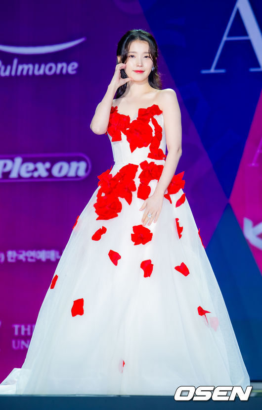 [OSEN=민경훈 기자] 29일 오후 서울 동대문 DDP 아트홀 1관에서 ‘2025 서울콘 에이판 스타 어워즈(2025 SEOULCON APAN STAR AWARDS)’가 열렸다.이 시상식은 지난 2012년 출범 이후 약 11년째 전통을 이어오며 전 세계 K-드라마 팬들과의 교류를 확대하고 산업 전반의 활력을 이끌어왔다. 지난해에 이어 올해도 배우 김승우와 방송인 박선영이 시상식 진행을 맡는다. 배우 아이유(이지은)가 포토타임을 하고 있다. 2025.12.29 / rumi@osen.co.kr