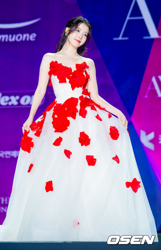 [OSEN=민경훈 기자] 29일 오후 서울 동대문 DDP 아트홀 1관에서 ‘2025 서울콘 에이판 스타 어워즈(2025 SEOULCON APAN STAR AWARDS)’가 열렸다.이 시상식은 지난 2012년 출범 이후 약 11년째 전통을 이어오며 전 세계 K-드라마 팬들과의 교류를 확대하고 산업 전반의 활력을 이끌어왔다. 지난해에 이어 올해도 배우 김승우와 방송인 박선영이 시상식 진행을 맡는다. 배우 아이유(이지은)가 포토타임을 하고 있다. 2025.12.29 / rumi@osen.co.kr