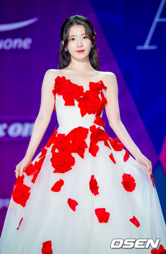 [OSEN=민경훈 기자] 29일 오후 서울 동대문 DDP 아트홀 1관에서 ‘2025 서울콘 에이판 스타 어워즈(2025 SEOULCON APAN STAR AWARDS)’가 열렸다.이 시상식은 지난 2012년 출범 이후 약 11년째 전통을 이어오며 전 세계 K-드라마 팬들과의 교류를 확대하고 산업 전반의 활력을 이끌어왔다. 지난해에 이어 올해도 배우 김승우와 방송인 박선영이 시상식 진행을 맡는다. 배우 아이유(이지은)가 포토타임을 하고 있다. 2025.12.29 / rumi@osen.co.kr