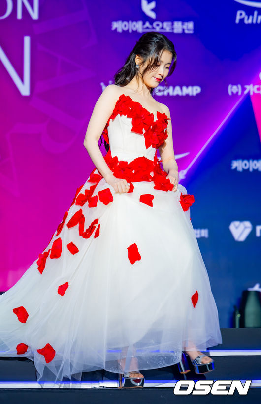 [OSEN=민경훈 기자] 29일 오후 서울 동대문 DDP 아트홀 1관에서 ‘2025 서울콘 에이판 스타 어워즈(2025 SEOULCON APAN STAR AWARDS)’가 열렸다.이 시상식은 지난 2012년 출범 이후 약 11년째 전통을 이어오며 전 세계 K-드라마 팬들과의 교류를 확대하고 산업 전반의 활력을 이끌어왔다. 지난해에 이어 올해도 배우 김승우와 방송인 박선영이 시상식 진행을 맡는다. 배우 아이유(이지은)가 포토타임을 하고 있다. 2025.12.29 / rumi@osen.co.kr