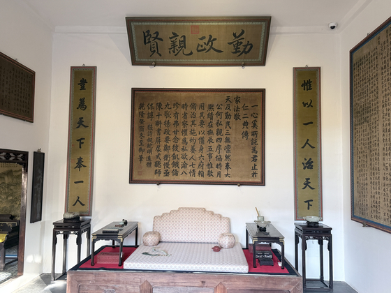 지난 27일에 찍은 양심전(養心殿) 서난각(西暖閣)의 근정친현(勤政親賢)전 전경이다. 서난각은 강희제가 서양에서 전래한 지식을 학습하던 장소였다. 옹정제가 집무실로 개조한 뒤 정무를 이곳에서 처리했다. 정무에 힘쓰고 어진 이를 가까이 한다는 현판 좌우로 당나라 장온고(張蘊古)의 문장 대보잠(大寶箴)의 한 구절을 옹정이 개작한 “천하가 다스려지고 다스려지지 않고는 나 하나의 책임(惟以一人治天下) 이 한몸을 위해 천하를 고생시키는 일은 하지 않으리(豈爲天下奉一人)” 친필 대련이 걸려 있다. 옹정이 황제에 즉위한 원년(1722년)에 쓴 글로 전해진다. 신경진 특파원