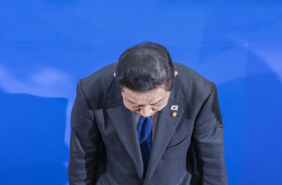 더불어민주당 김병기 원내대표가 30일 국회에서 열린 민주당 원내대책회의에서 본인 의혹 관련해 사퇴 의사를 밝힌 뒤 고개숙여 사과하고 있다. 연합뉴스