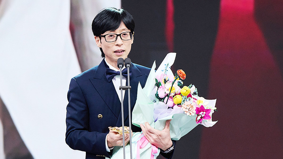  유재석이 30일 서울 마포구 MBC 미디어센터 공개홀에서 열린 2025 MBC 방송연예대상에서 대상을 받고 수상 소감을 말하고 있다. 사진 MBC 제공