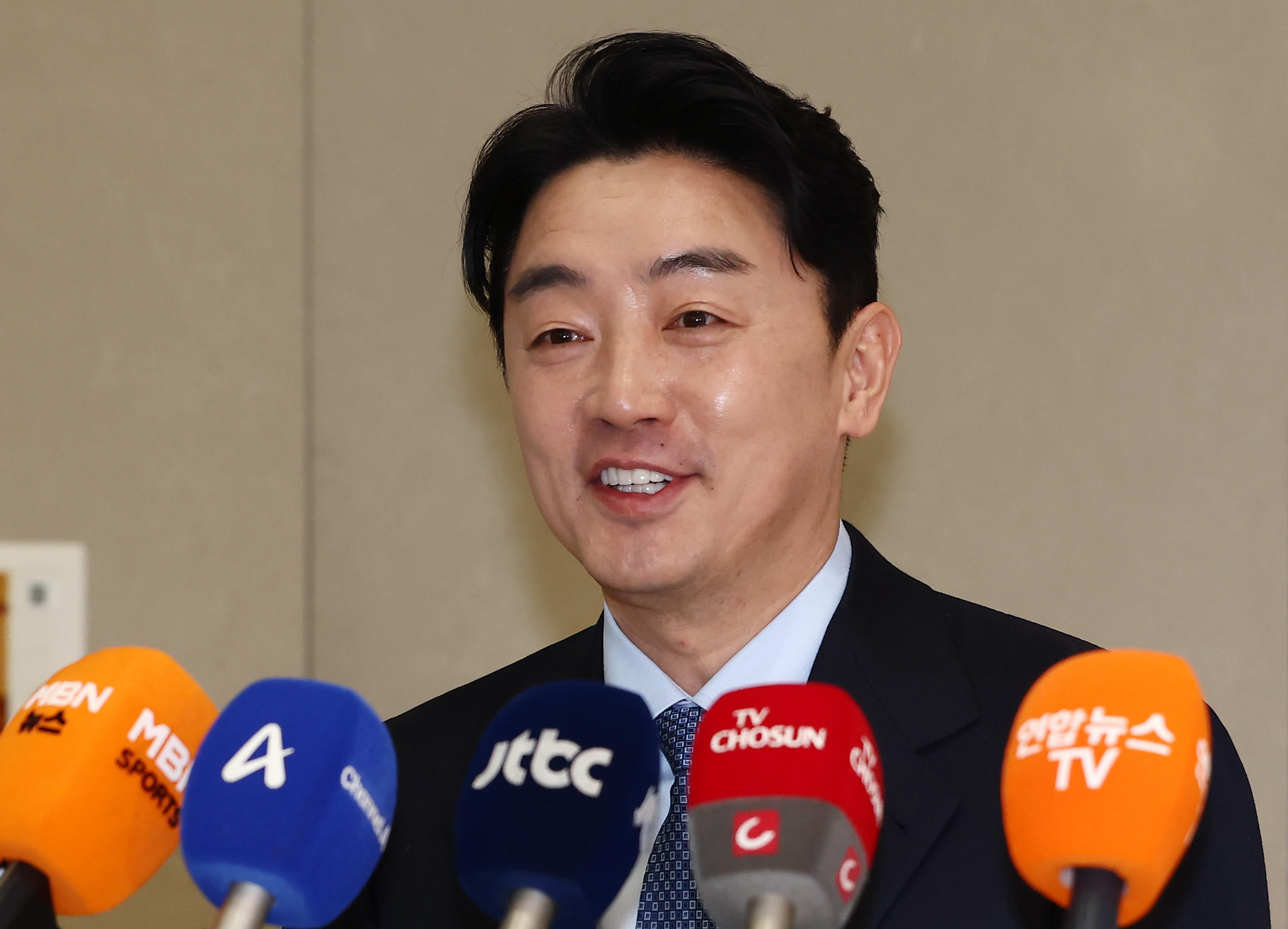 강훈식 대통령비서실장이 30일 오후 인천국제공항에서 폴란드와의 다연장로켓 천무 유도탄 공급 계약 체결 관련 브리핑에 앞서 미소를 보이고 있다. 뉴스1