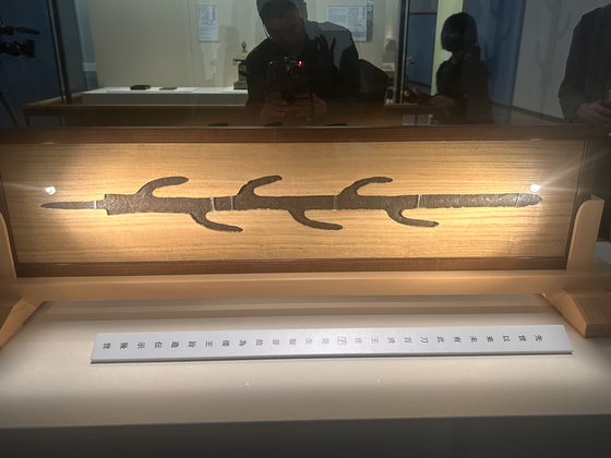 일본 나라(奈良)현 나라국립박물관 130주년 특별전 '초국보-영원의 아름다움'(6월15일까지)에 나들이한 국보 칠지도(七支刀). 몸체를 중심으로 가지 6개가 좌우로 뻗은 형태의 74.9㎝ 길이 철제 검으로 나라현 이소노카미 신궁(石上神宮) 소장품이다. 나라=강혜란 기자