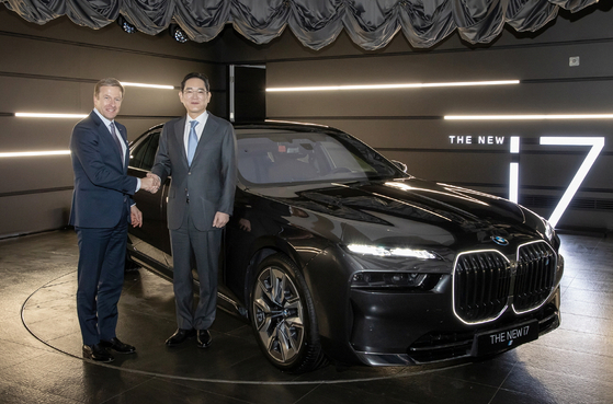 이재용 삼성전자 회장이 2022년 12월 17일 인천 영종도에 위치한 BMW 드라이빙 센터에서 올리버 집세 BMW 최고경영자(CEO) 등과 만나 삼성SDI의 최첨단 'P5' 배터리셀이 적용된 BMW의 최신 전기차 '뉴 i7' 등을 살펴본 뒤 기념 촬영하고 있다. 연합뉴스
