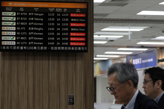 30일 타이베이의 쑹산 공항의 안내판에 중국의 대만 포위 군사 훈련 영향으로 많은 항공편이 결항했다. AP=연합뉴스