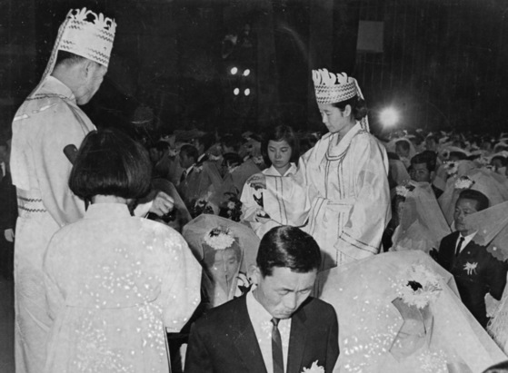 왕관을 쓴 문선명 총재 부부가 합동결혼식에서 430쌍의 커플들을 축복하고 있다. 중앙포토