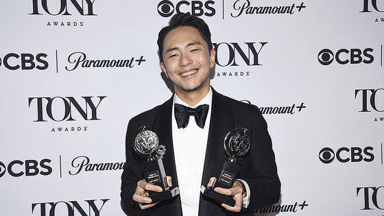 미국 뉴욕 브로드웨이 벨라스코 극장에서 ‘어쩌면 해피 엔딩’을 보기 위해 몰린 관객들 모습과 현지 공연 장면. 이 작품으로 박천휴 작가는 토니상 쾌거를 이뤘다. [중앙포토·뉴스1·AP=연합뉴스]