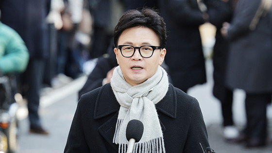 한동훈 전 국민의힘 대표가 3일 서울 여의도 국회도서관 인근 쪽문에서 123 비상계엄 1주년 기자회견을 하고 있다. 뉴스1