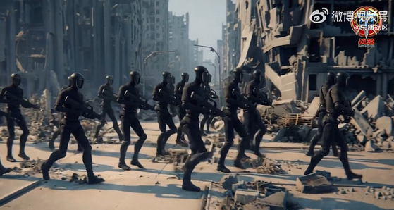 29일 중국 동부전구가 배포한 선전 영상에 무장한 2족 로봇이 시가전을 펼치고 있다. 동부전구 웨이보 캡처