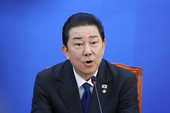 김병기 더불어민주당 원내대표가 30일 서울 여의도 국회에서 열린 민주당 원내대책회의에서 사퇴의사를 밝히고 있다. 연합뉴스