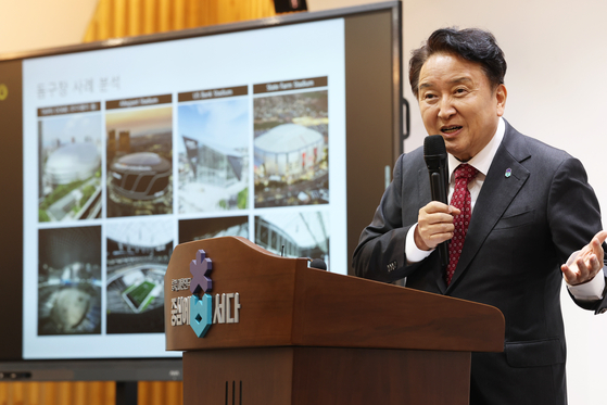 김영환 충북지사가 지난 29일 충북 돔구장 추진 계획을 발표하고 있다. 사진 충북도