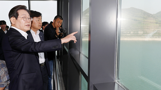 이재명 대통령이 더불어민주당 대선 경선 후보 때인 지난 4월 24일 전북 김제시 새만금33센터에서 열린 미래에너지 현장 간담회를 마친 뒤 김관영 전북지사와 대화하고 있다. [뉴스1]